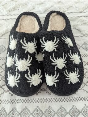 NWT Beranmey Spider Slippers